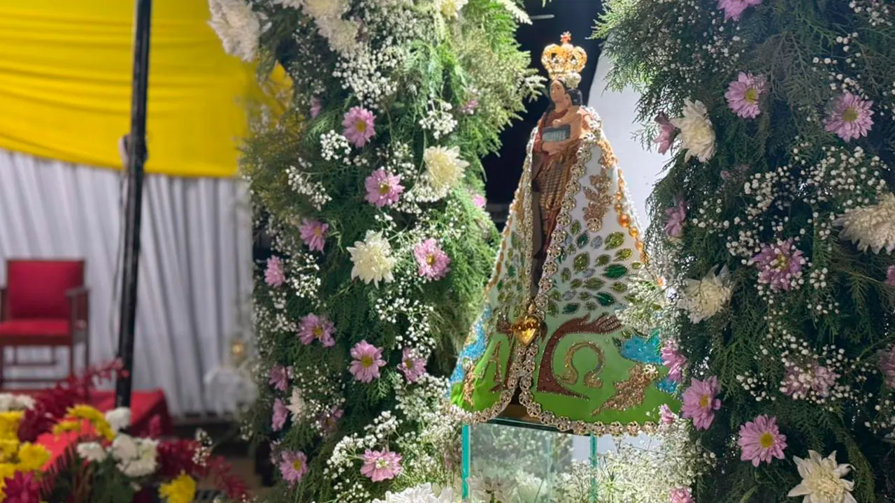 O manto, cuidadosamente confeccionado por artistas locais, carrega simbolismos de esperança, fé e união do povo católico da região