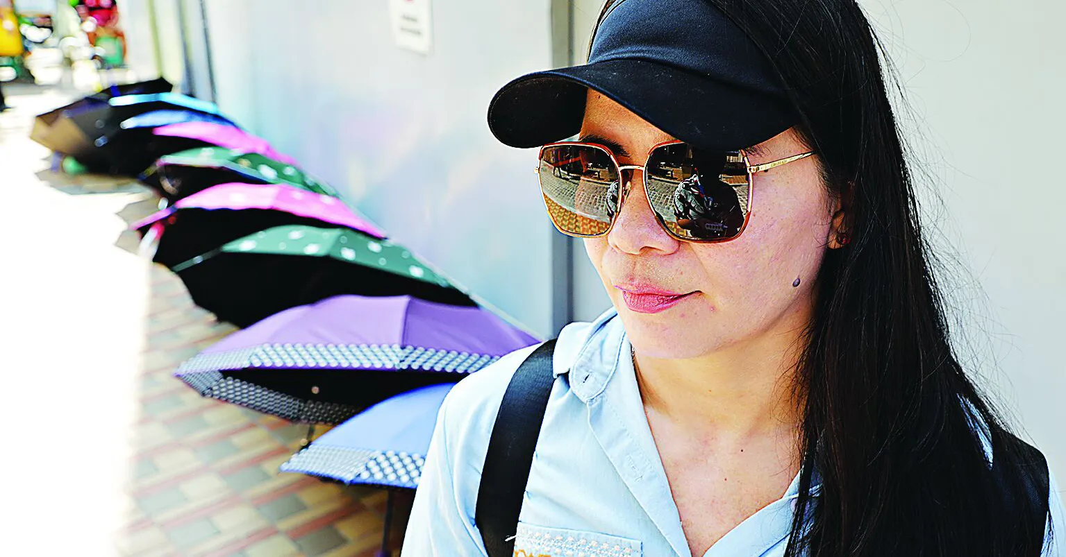 Kendrea Moura, de 36 anos, se protege do sol diariamente ao ir para o trabalho.
