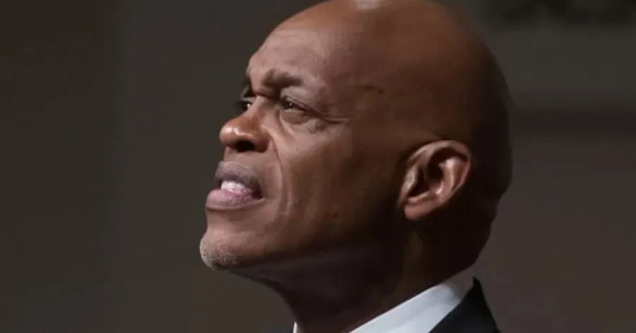 As autoridades informaram ainda que o principal suspeito do crime é Micah Sykes, de 31 anos, filho da vítima.