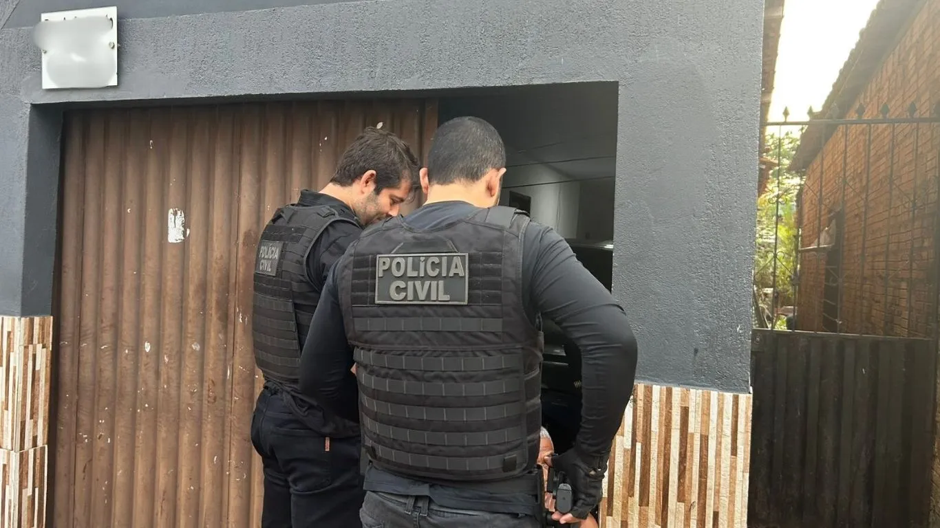 As equipes cumpriram mandados de prisão temporária e de busca e apreensão em diversos endereços residenciais.
