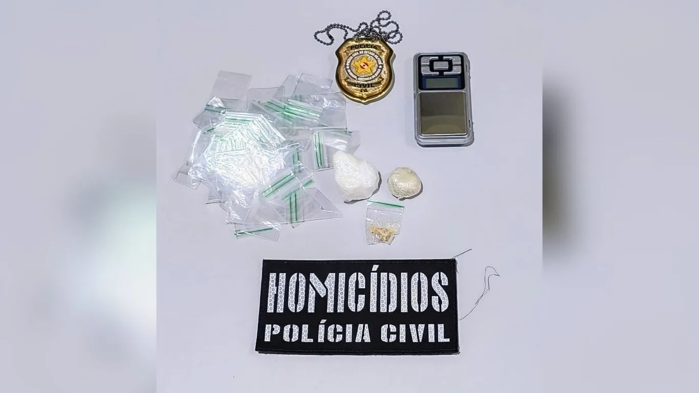 Segundo o relatório policial, a equipe monitorava o endereço quando observou o investigado saindo do imóvel.