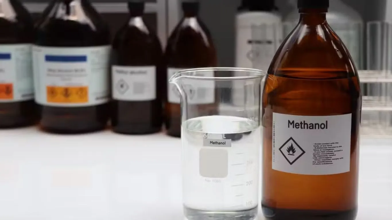 Diante do risco à saúde pública, a Anvisa anunciou que acionou autoridades reguladoras internacionais para viabilizar a entrada no país do fomepizol, considerado o antídoto mais eficaz contra intoxicações por metanol.