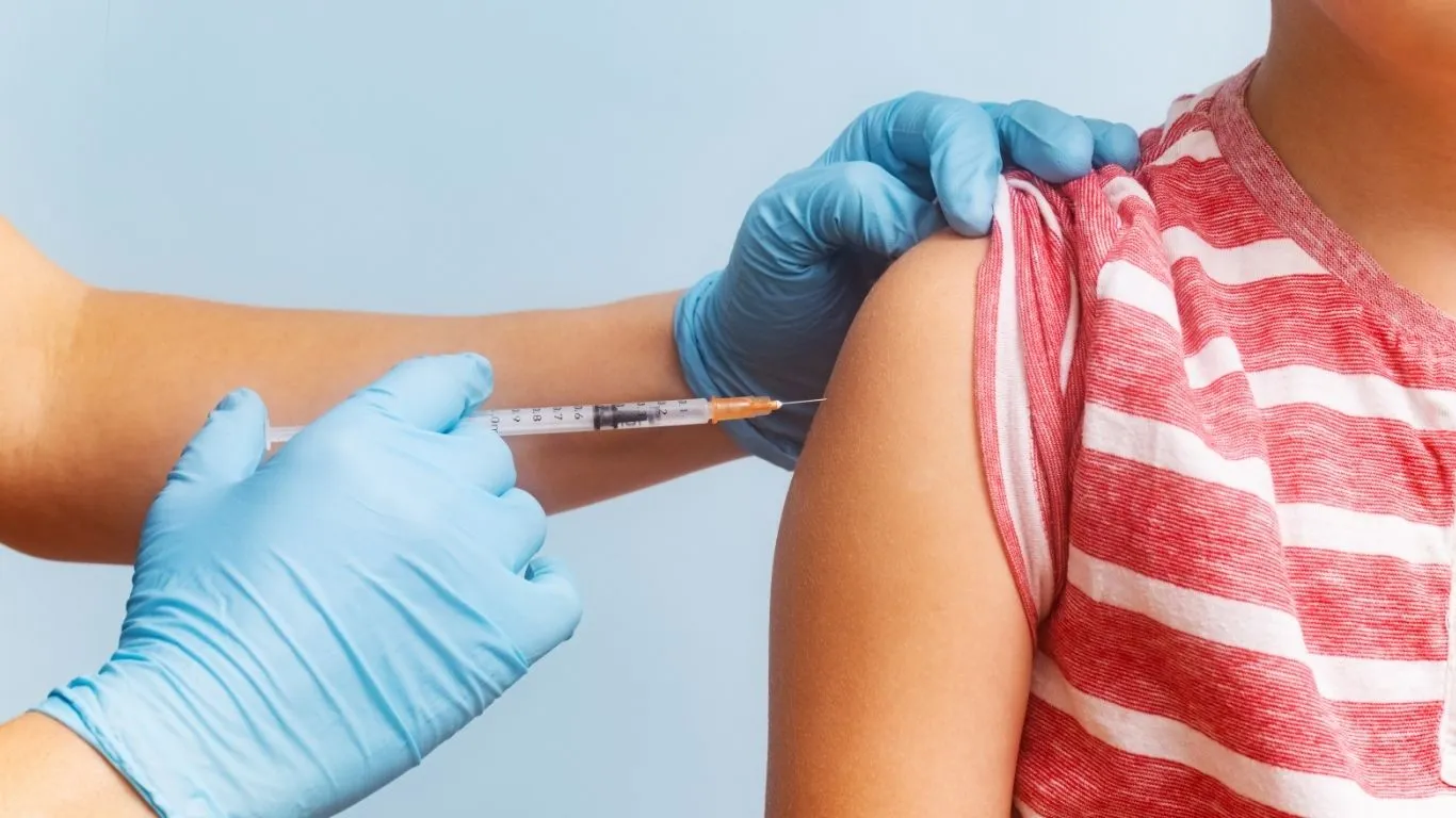 O Dia D de mobilização está marcado para o sábado, 18, quando os postos de saúde permanecerão abertos em todo o país para garantir a proteção das famílias.