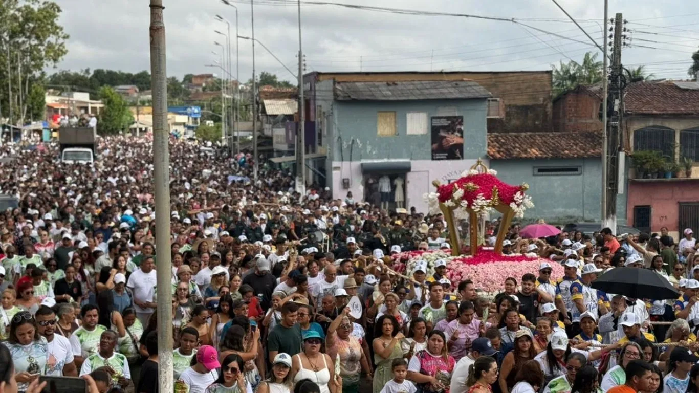 O cortejo, que percorreu mais de 5 quilômetros, foi marcado por cânticos, orações e gestos de devoção à Virgem de Nazaré.
