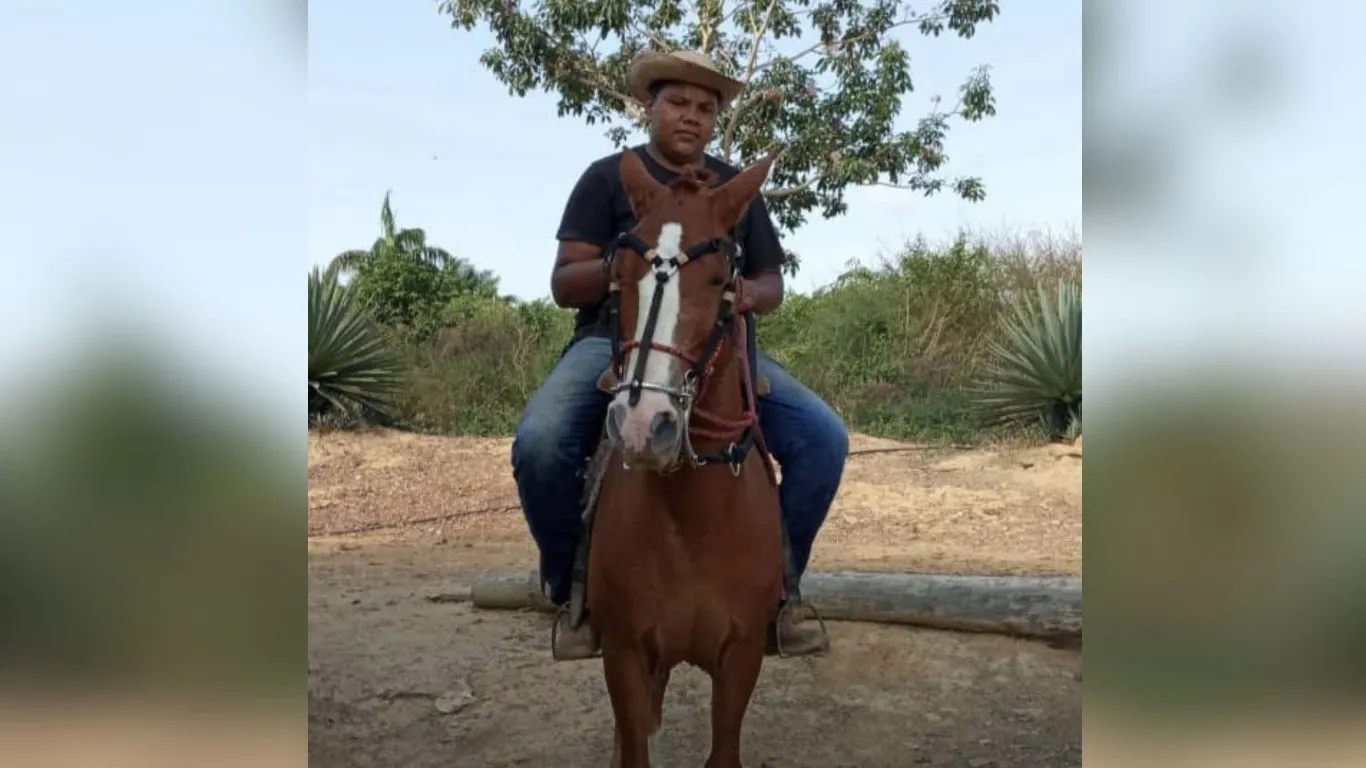 A vítima foi identificada como Moisses Rodrigues, de 22 anos, que não resistiu aos ferimentos após colidir com um cavalo solto na pista.