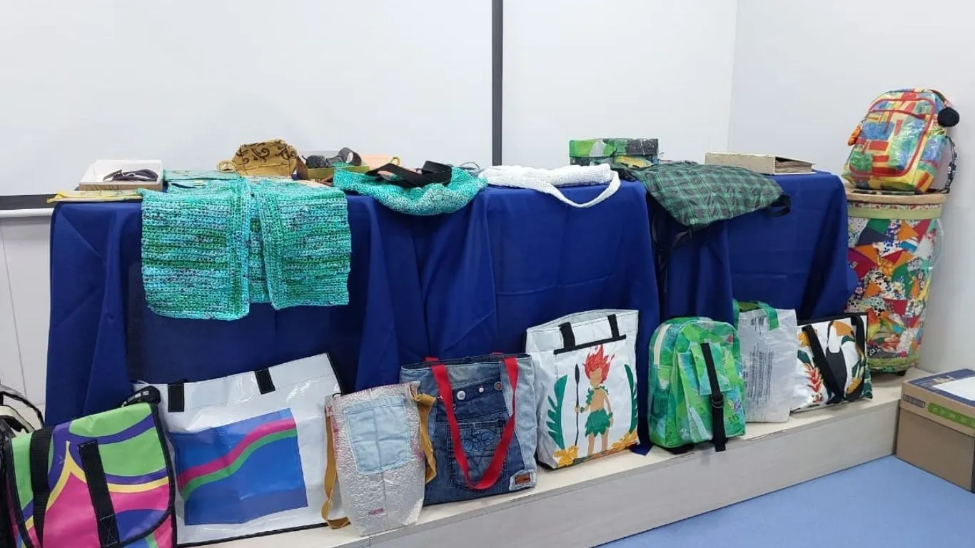 A atividade gratuita ensina técnicas de reaproveitamento de plásticos, como sacolas e banners, para a confecção de bolsas, acessórios e outros objetos utilitários.