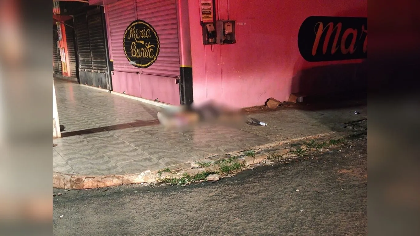 A vítima do esfaqueamento, já sem vida, ficou no chão do bar