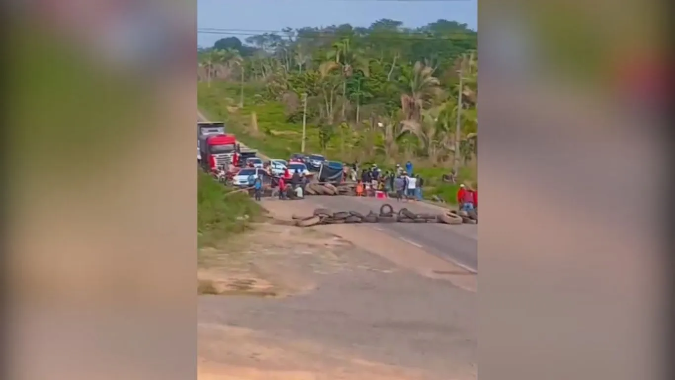 O grupo alega que cerca de 230 famílias vivem na comunidade há 22 anos e não têm para onde ir.