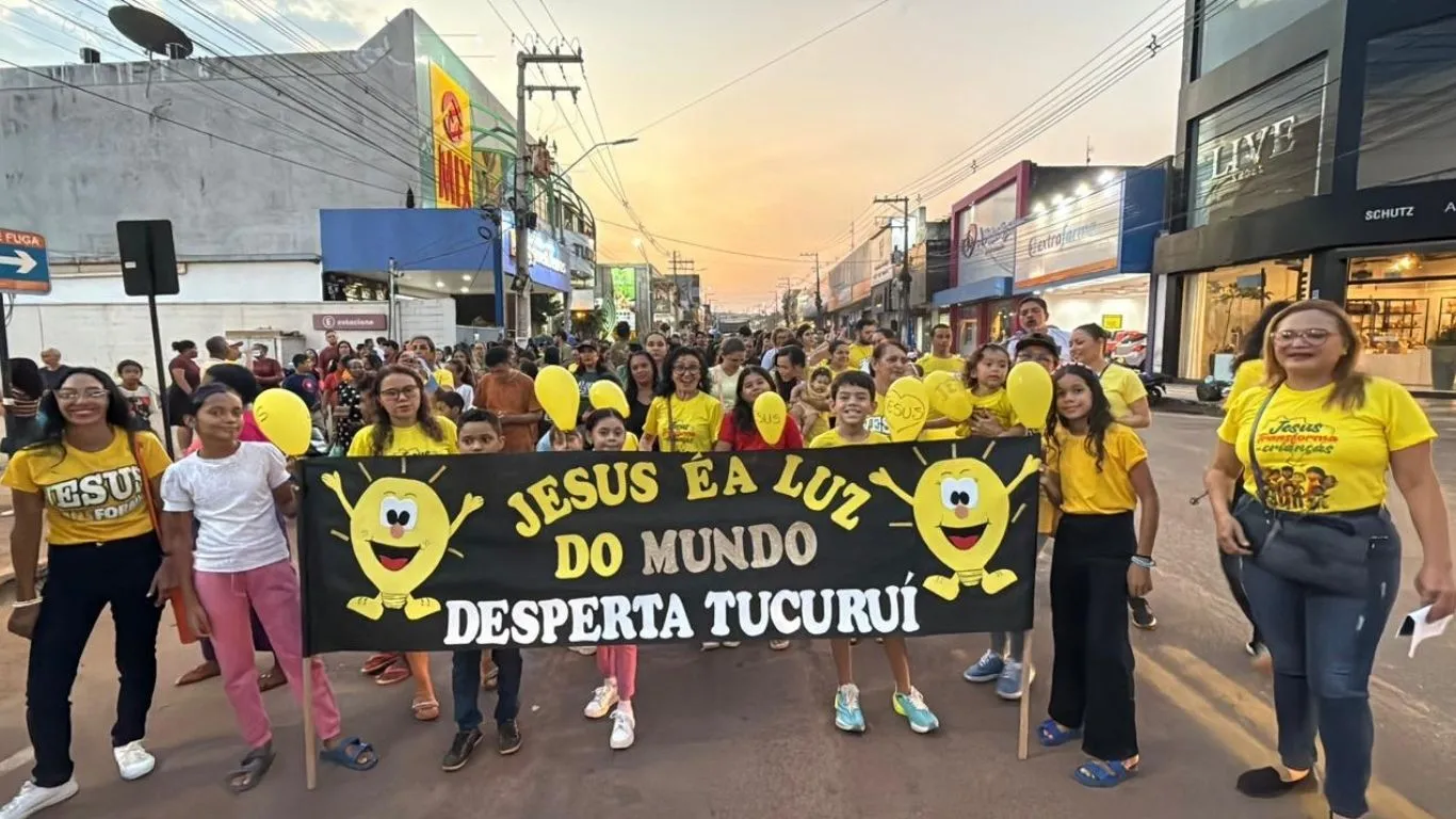 Faixas e cartazes chamavam a atenção para a fé da comunidade evangélica em Tucuruí