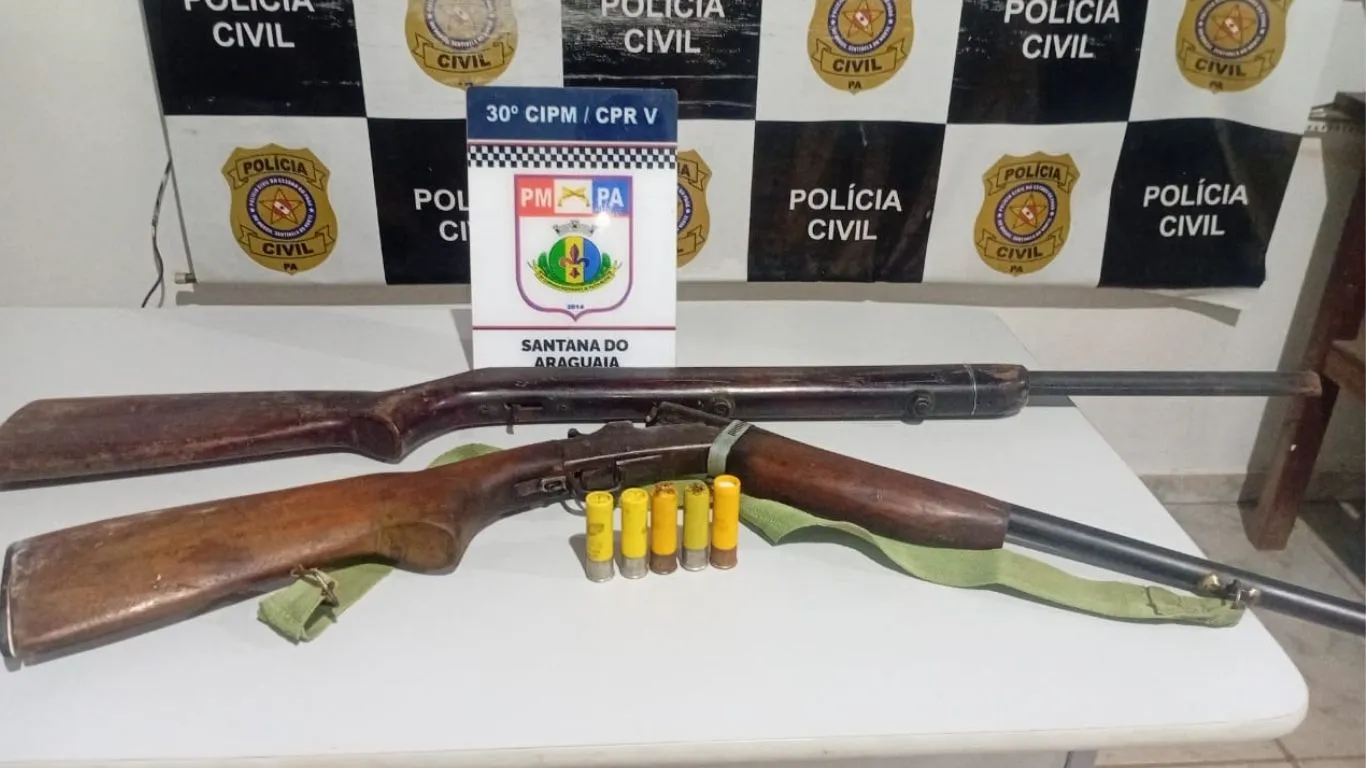 Durante a vistoria no imóvel, os policiais encontraram duas espingardas, sendo uma de calibre 20 e outra artesanal