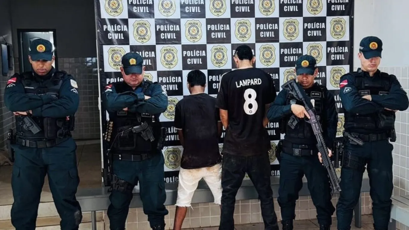 Os dois, juntamente com as drogas, a moto e o celular quebrado, foram apresentados na Delegacia de Polícia Civil de Ourilândia do Norte