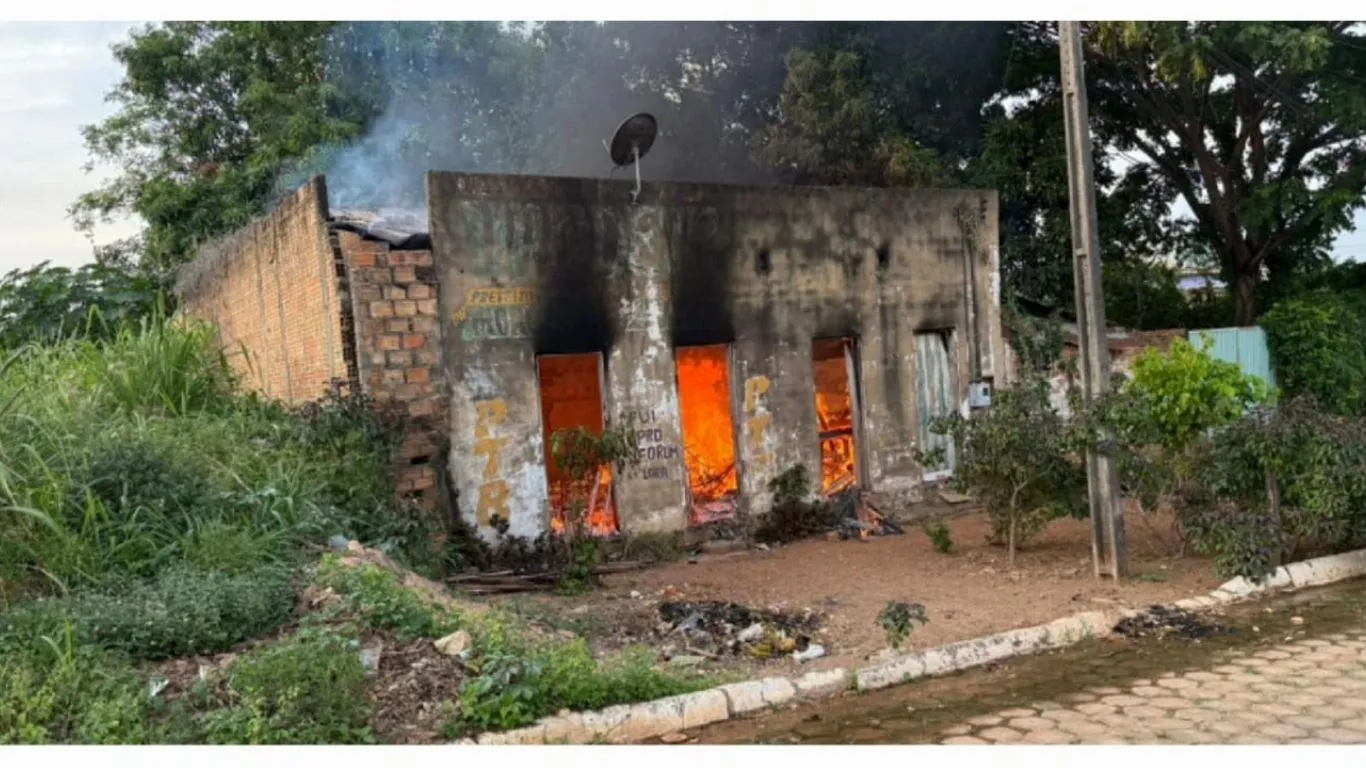 Comando da corporação foi informado de que uma casa estava em chamas e que o incêndio colocava em risco a integridade física de pessoas