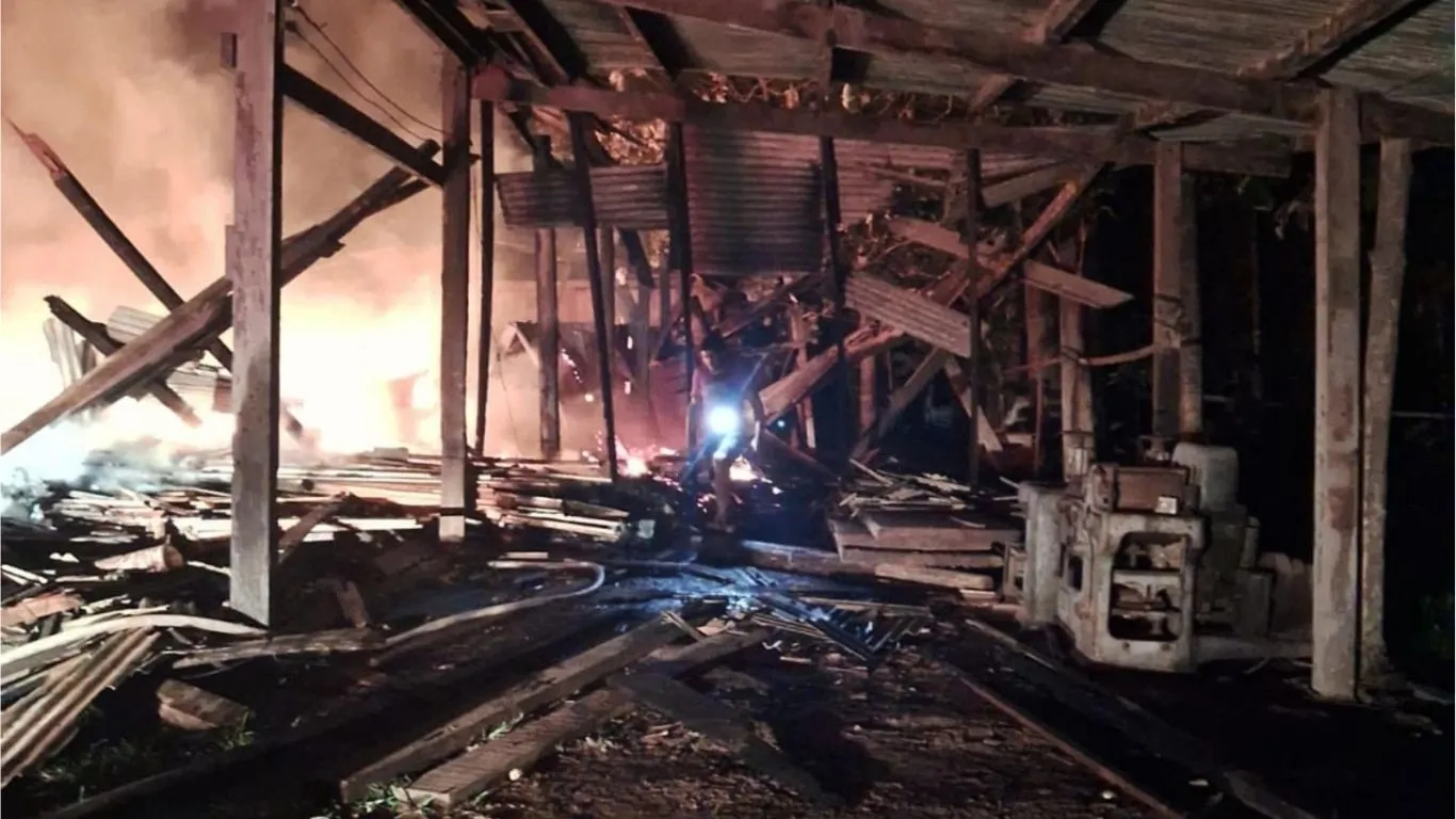 O fogo atingiu o estabelecimento, localizado no setor Maranata, durante a madrugada de quarta-feira