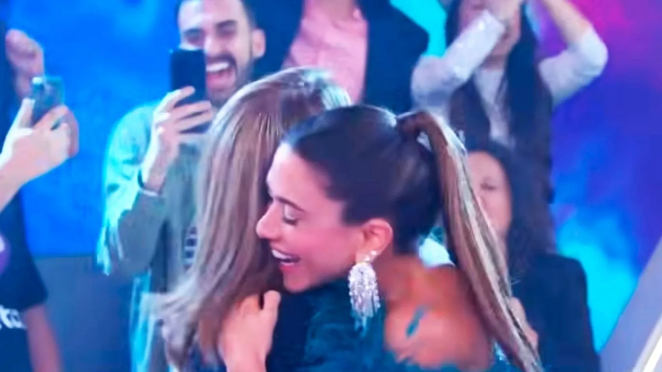 Daniela Beyruti e Patrícia Abravanel comemorando a meta batida e ultrapassada do Teleton 2025