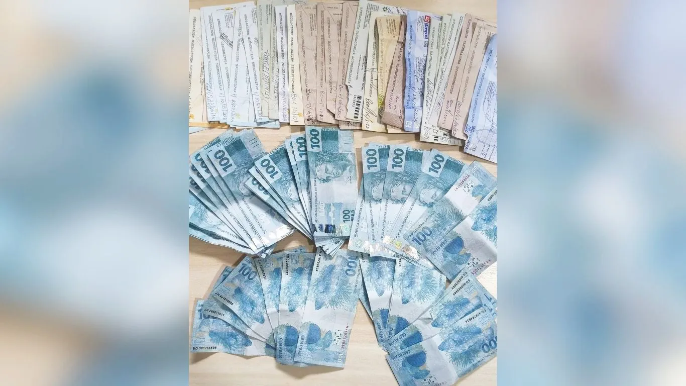 Na residência do acusado, situada na Rua Getúlio Vargas, os policiais encontraram mais notas falsificadas e uma quantia de R$ 142.538,61 em cheques