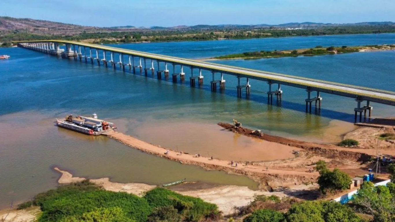 A nova ponte representa a superação de um dos maiores gargalos logísticos da região: a travessia por balsa.