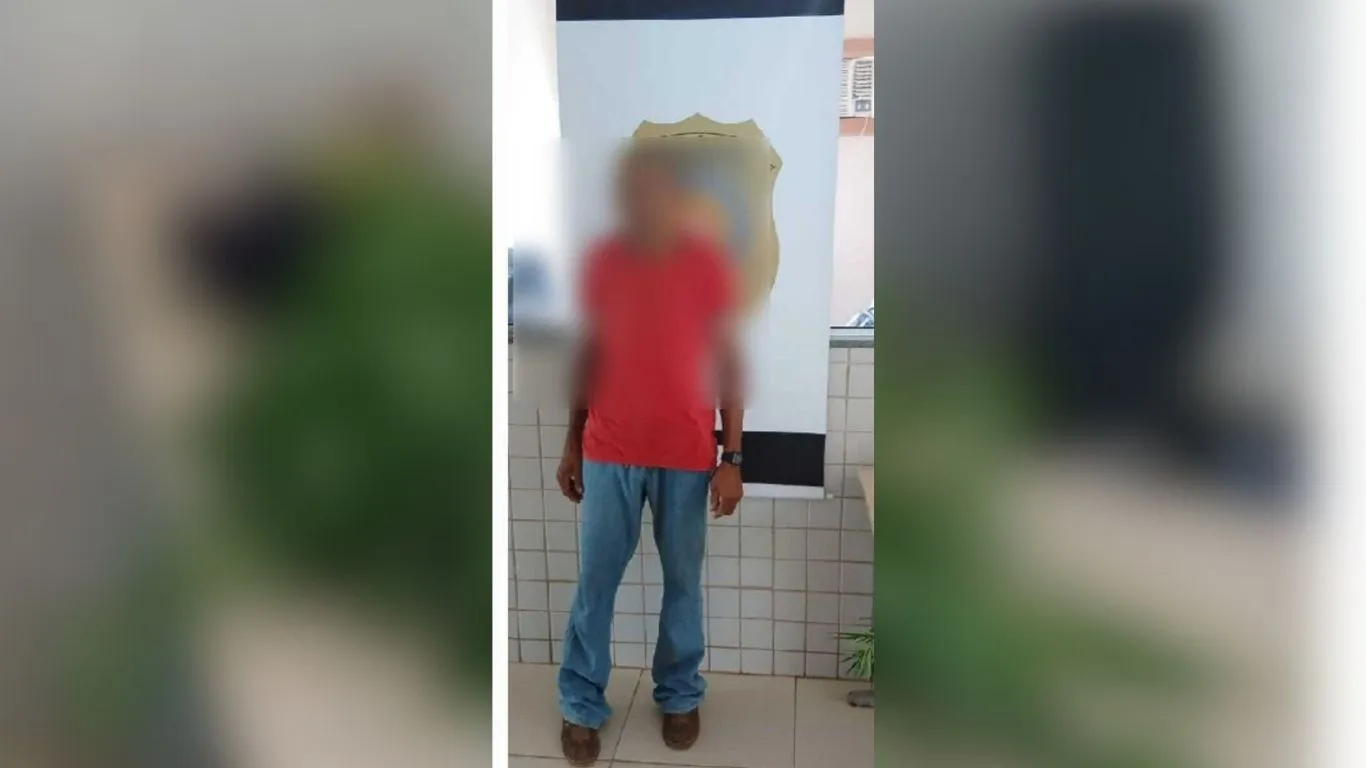 A prisão aconteceu após uma denúncia de um morador, que relatou ao comando da PM que um homem teria tentado invadir um galpão para furtar objetos.