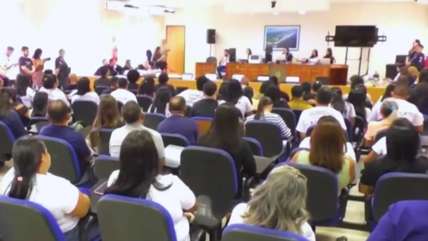 A juíza Alessandra Souza Rocha acatou a decisão unânime dos jurados, que reconheceram a autoria e a materialidade do crime e rejeitaram todas as teses da defesa