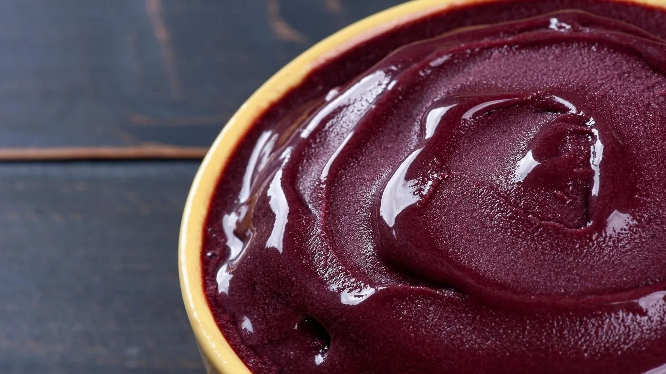 Consumir açaí antes do treino pode ser uma excelente estratégia para aumentar sua energia durante as atividades físicas.