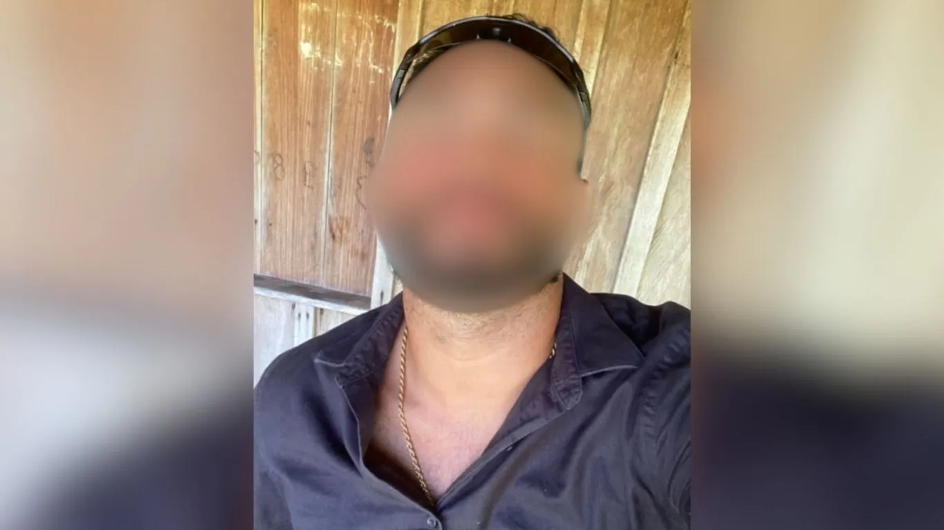 De acordo com informações da corporação, o suspeito foi detido após denúncias de agressões físicas, ameaças e intimidação.