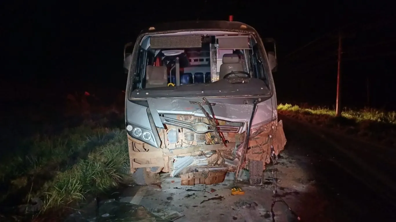 No momento em que os veículos se cruzavam, o condutor do Gol invadiu a pista contrária, colidindo frontalmente com o micro-ônibus.