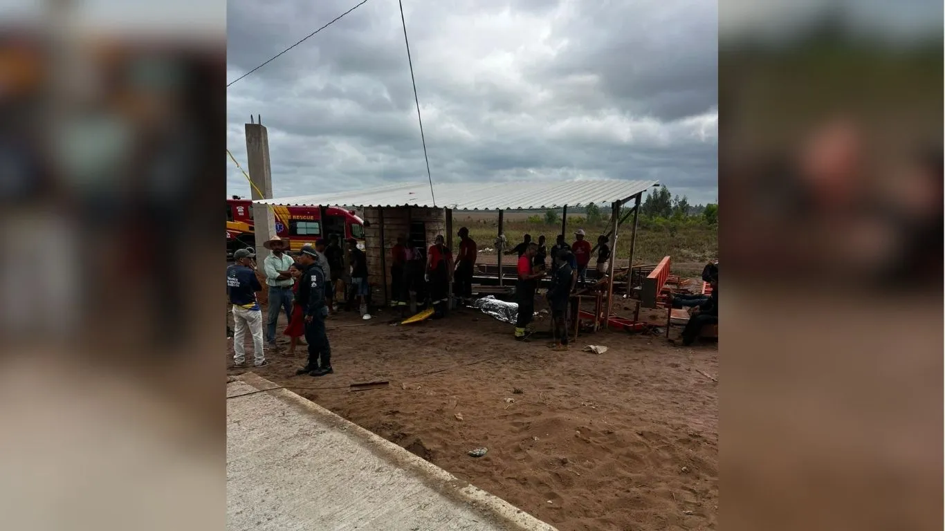 Dois trabalhadores realizavam serviços de terraplanagem em uma obra no momento em que um barranco de areia desmoronou.