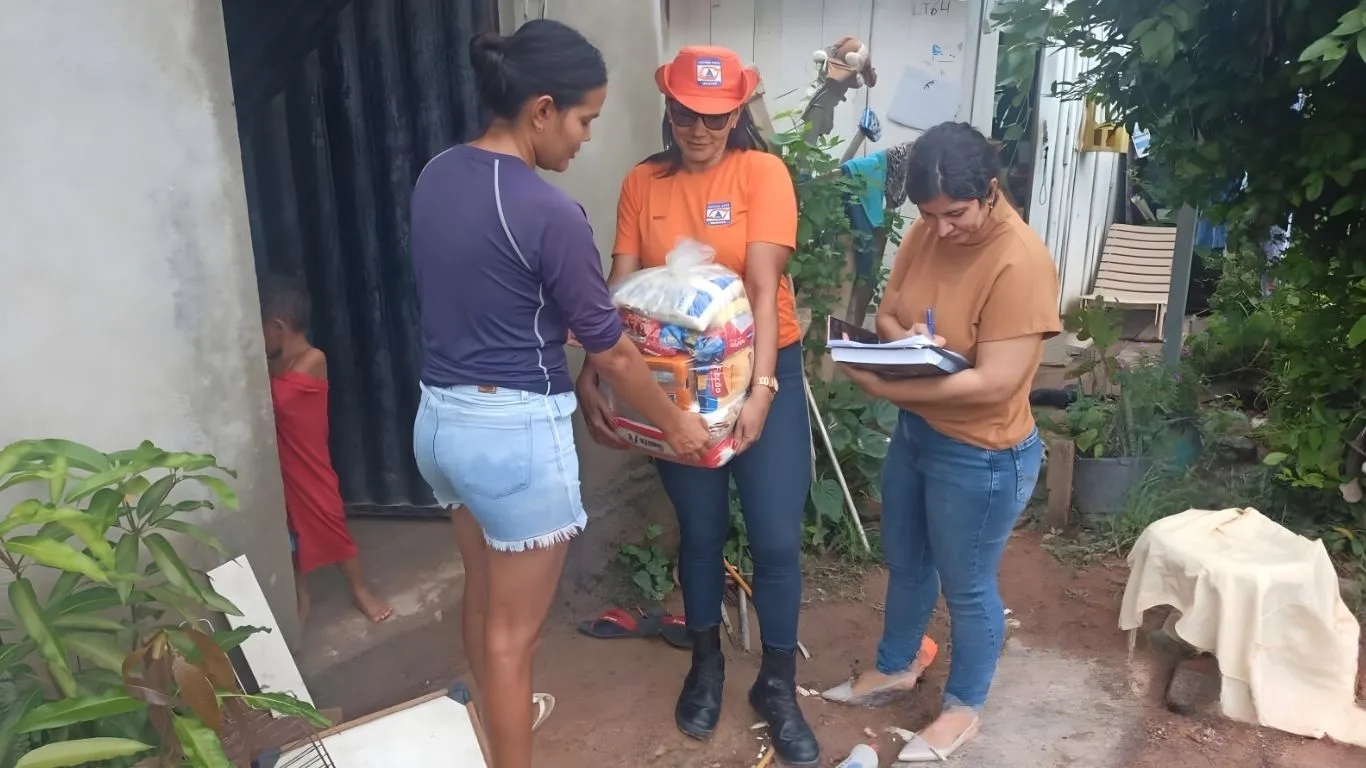 Equipes da Compdec começaram a percorrer diversos pontos da cidade desde as primeiras horas do sábado (6)