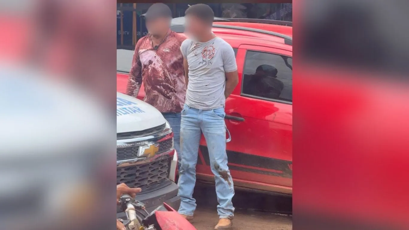 Com as mãos amarradas, o acusado foi conduzido por moradores pelas ruas do distrito.