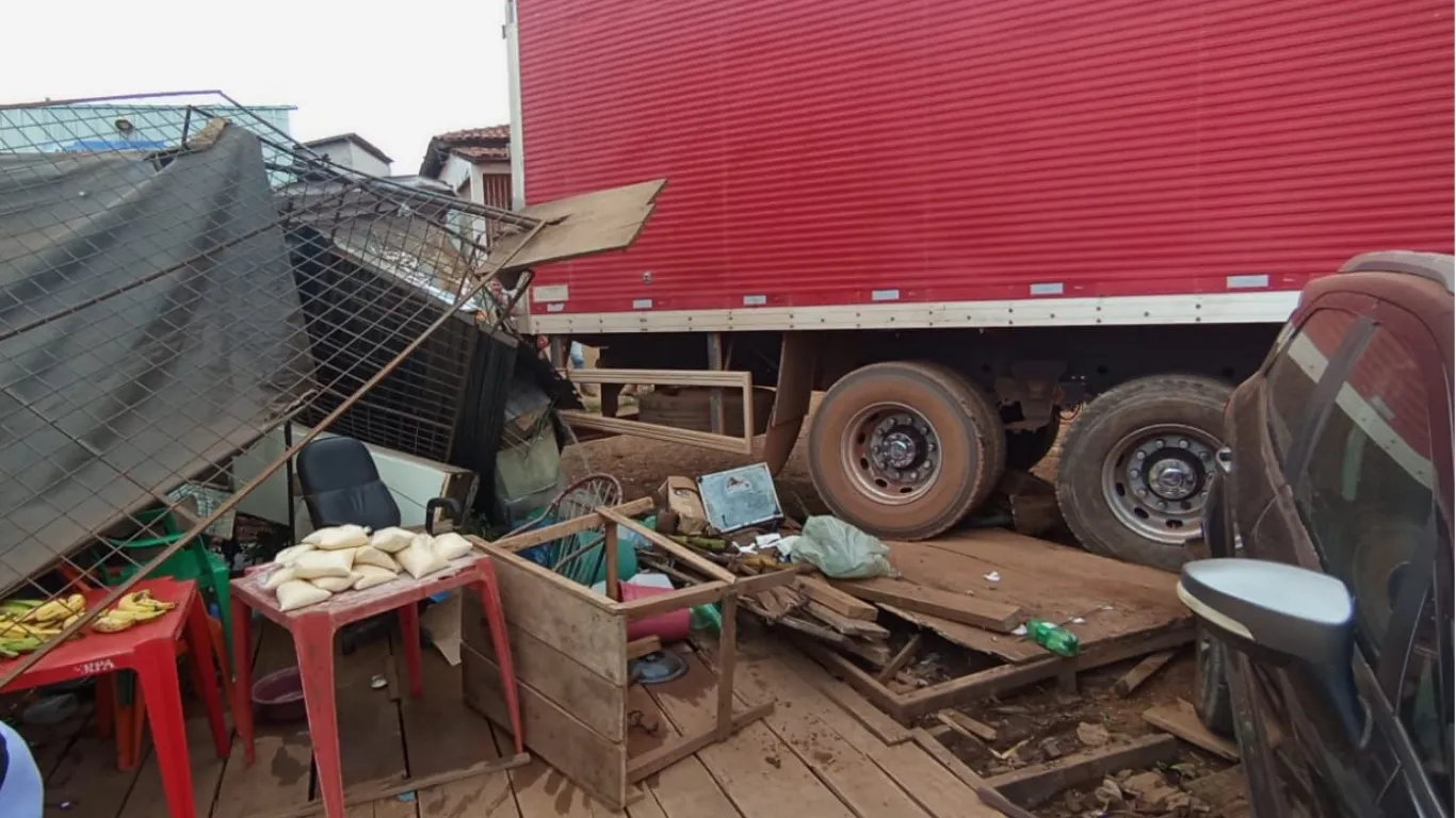 A situação inesperada assustou os moradores da região e pessoas presentes no local, que foram surpreendidas pelo ocorrido.