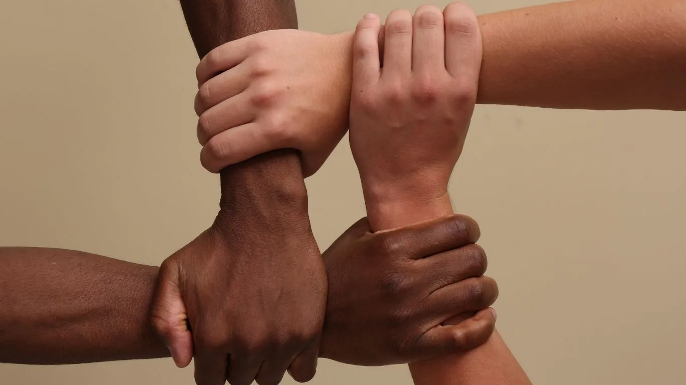 O texto define a misoginia como “a conduta que manifeste ódio ou aversão às mulheres, baseada na crença da supremacia do gênero masculino”.