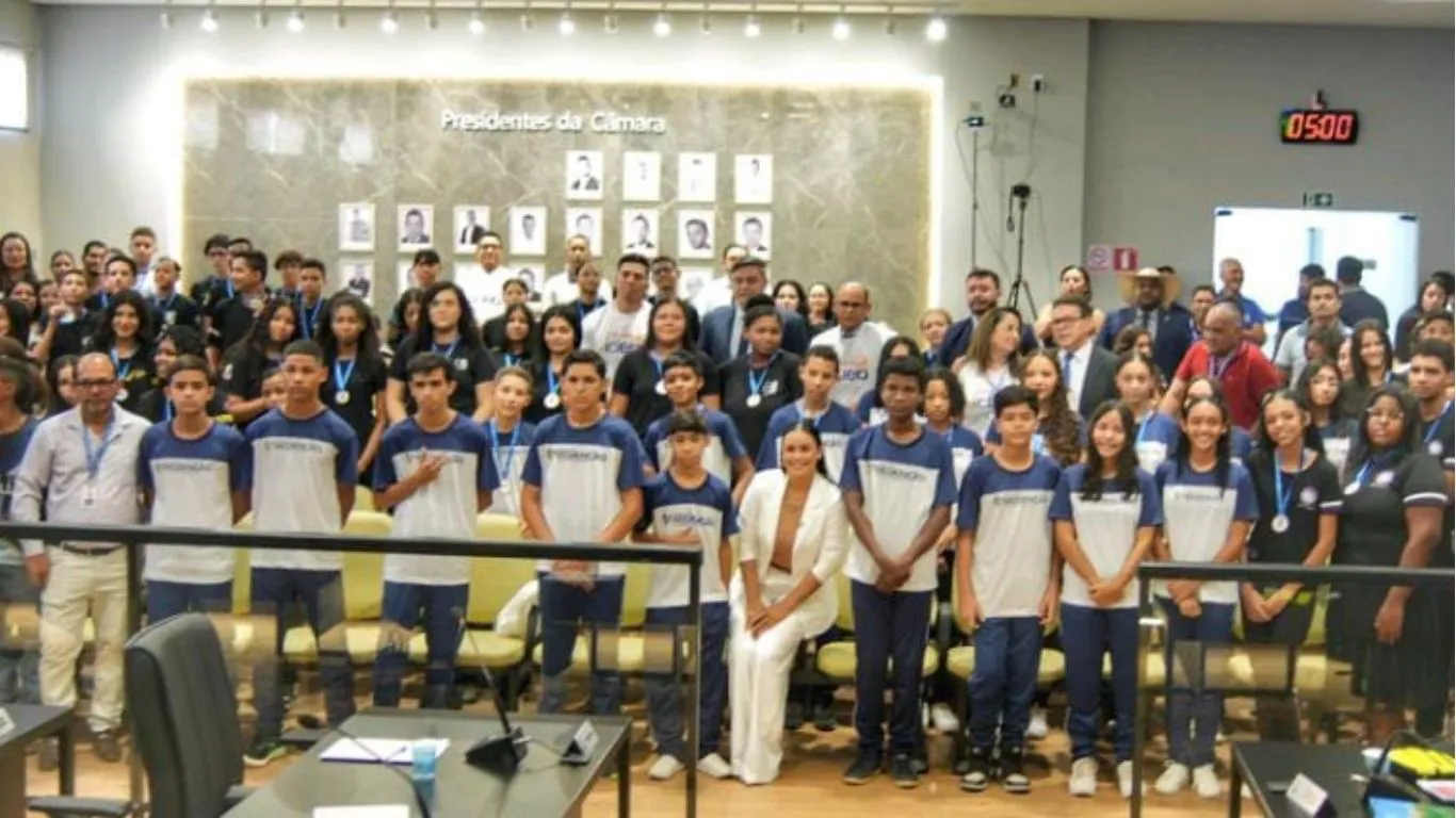 A sessão solene foi marcada por emoção e entusiasmo, refletindo o reconhecimento ao empenho de alunos e profissionais que contribuem para o avanço da educação em Redenção.