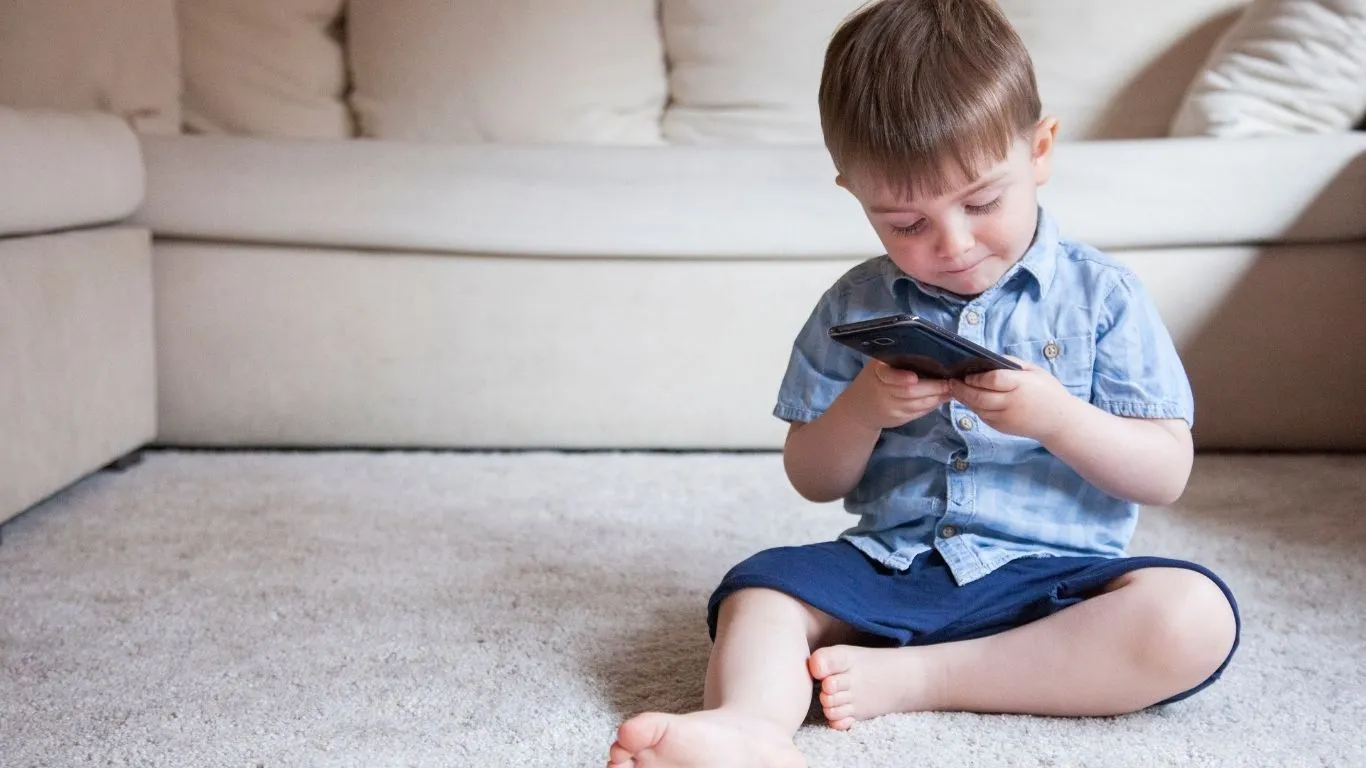 Os pesquisadores observaram que o cérebro infantil, em fase de formação, é particularmente sensível aos estímulos rápidos e constantes das redes.