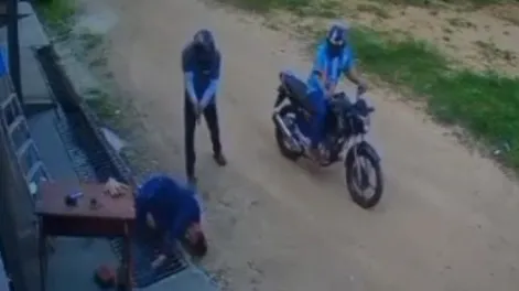 Assassinos chegam e executam a vítima