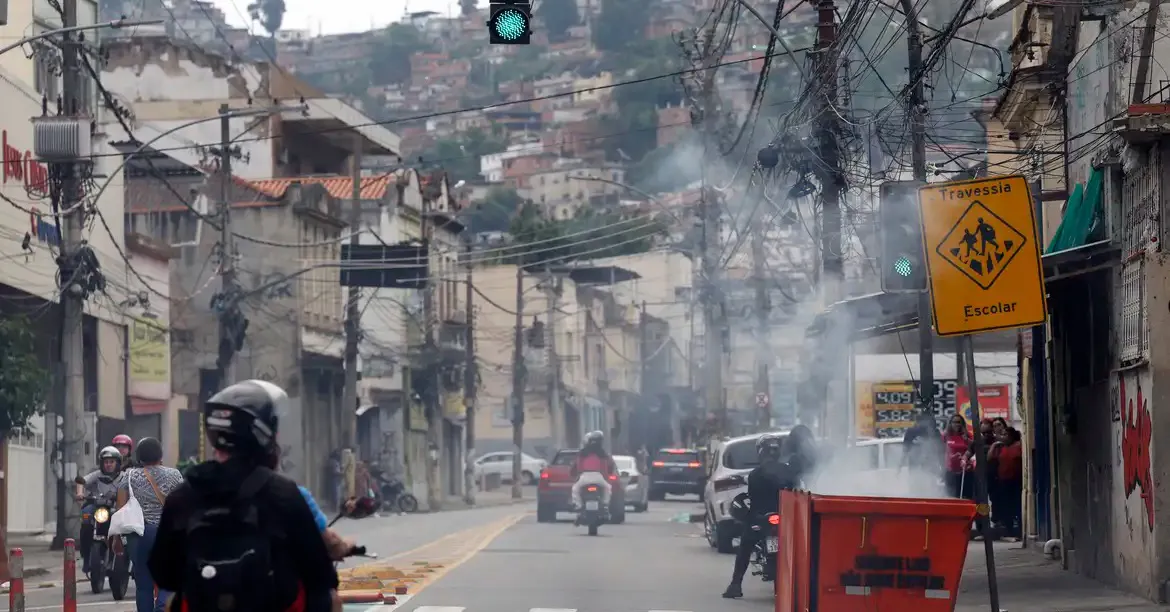 No comunicado, a facção criminosa convoca aliados a ajudarem lideranças dos Complexos do Alemão e da Penha.