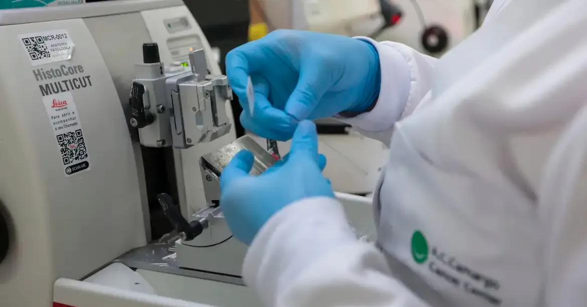 A Campanha Novembro Azul entra para fazer com que os homens se lembrem dessas informações e procurem um médico urologista.