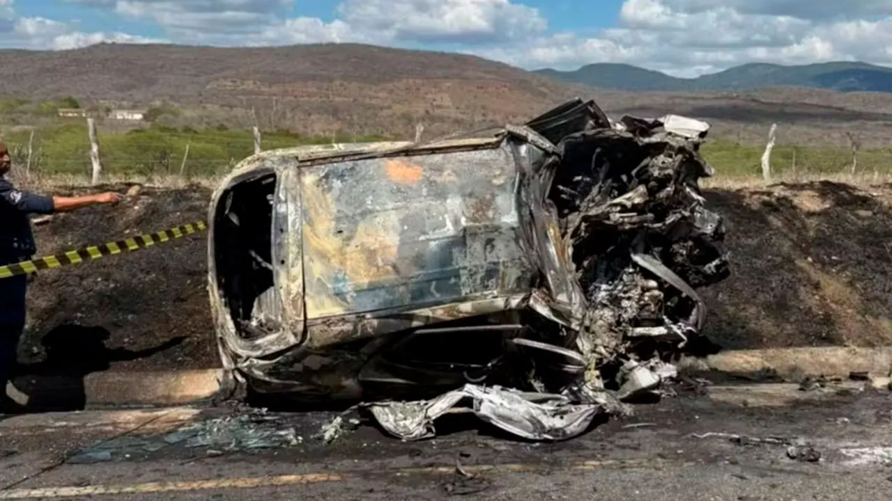 O veículo ficou completamente destruído após a batida com explosão