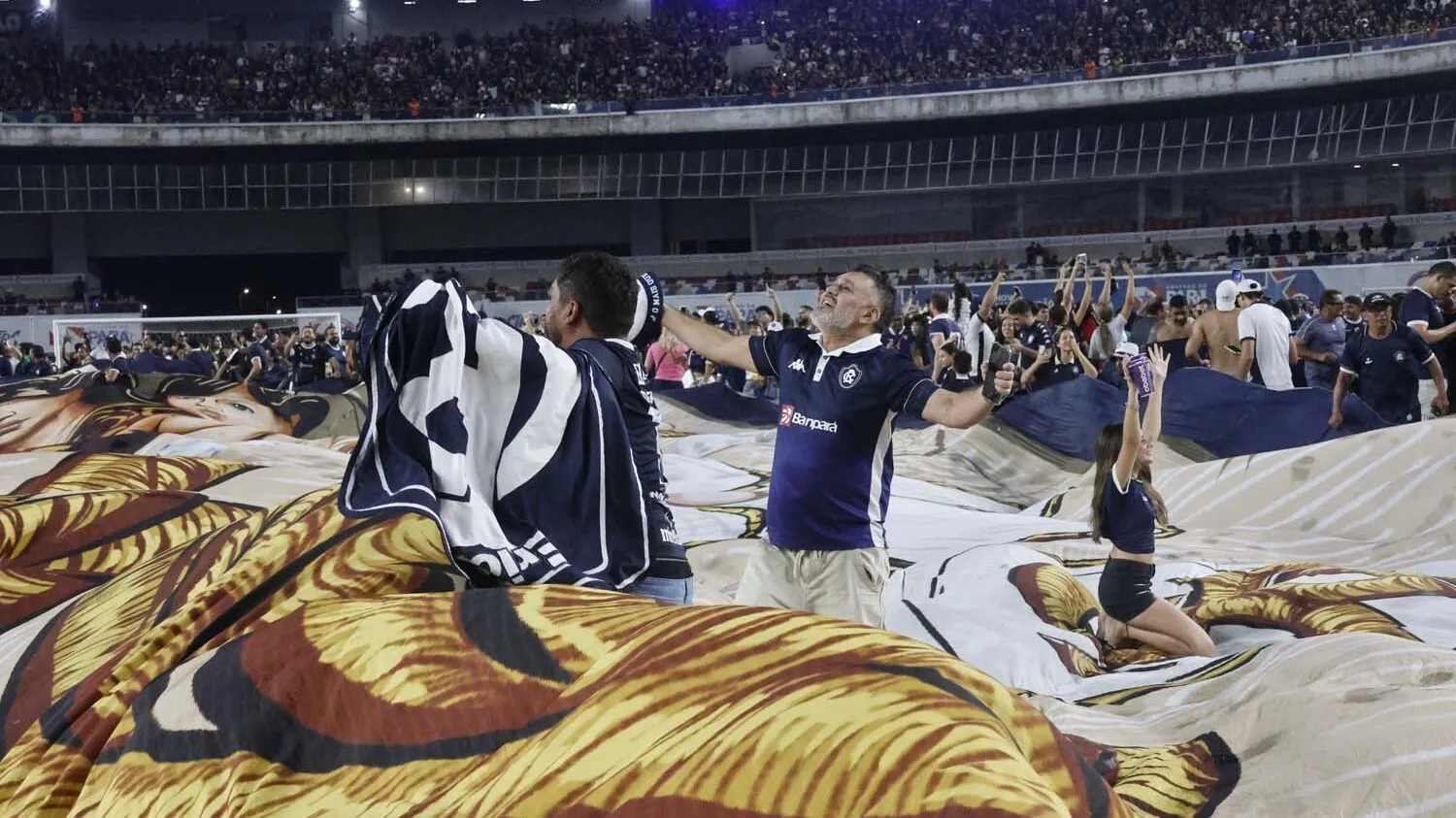 A torcida do Clube do Remo protagoniza uma das maiores demonstrações de amor do futebol brasileiro e reforça a campanha azulina rumo ao acesso à Série A do Brasileirão 2025.