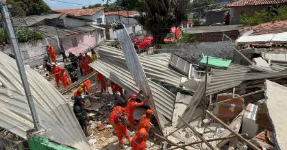 Dois homens morreram no acidente, um ainda no local.