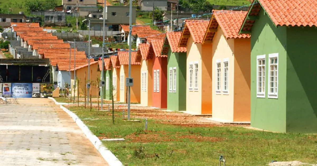 As moradias serão construídas em áreas urbanas, com recursos do Fundo de Desenvolvimento Social (FDS).