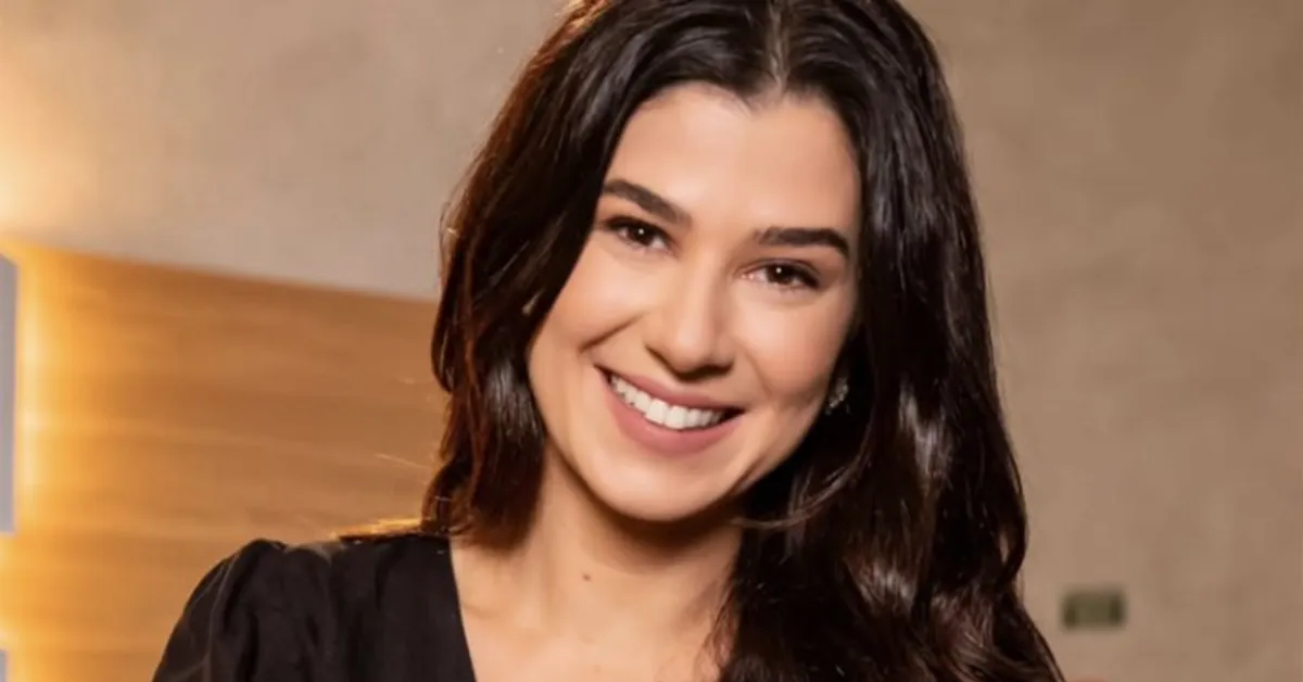 Renata Abravanel, filha caçula de Silvio Santos, em rara aparição pública durante reportagem da TV Globo sobre a regulamentação da TV 3.0.