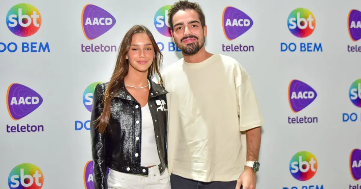 João Silva posa com nova namorada três semanas após anunciar término.