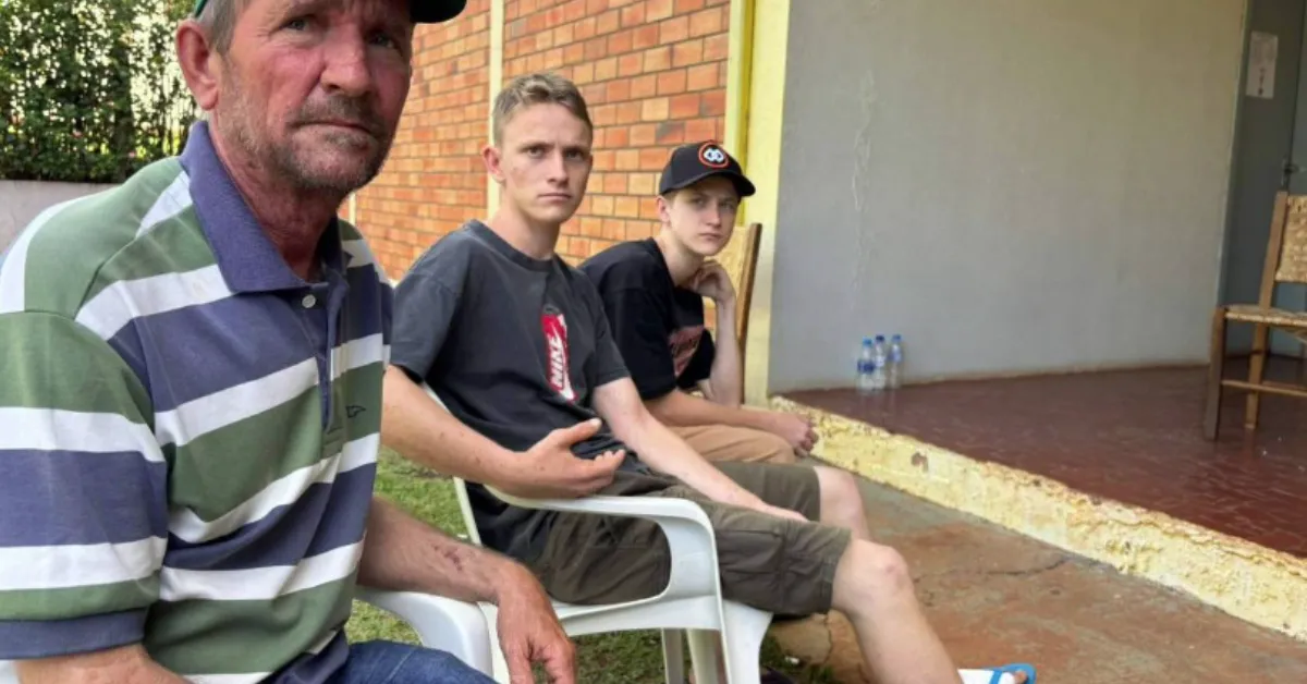 Moradores de Rio Bonito do Iguaçu começam a retirar destroços das casas destruídas após o tornado que atingiu a cidade na sexta-feira (7).