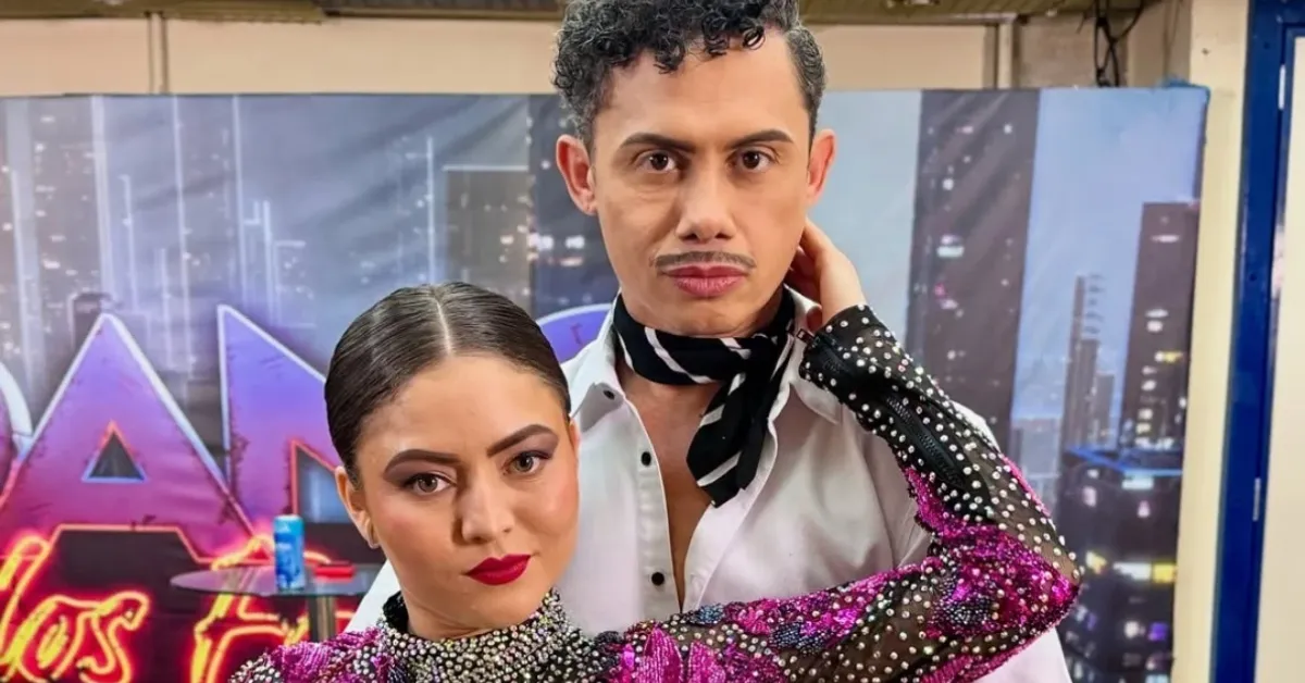 Silvero Pereira e Thais Sousa comemoram a vitória após apresentação no palco do “Domingão”.