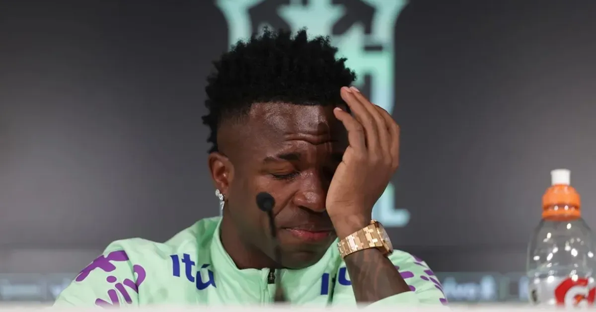 O atleta chorou e desabafou sobre o racismo que enfrenta