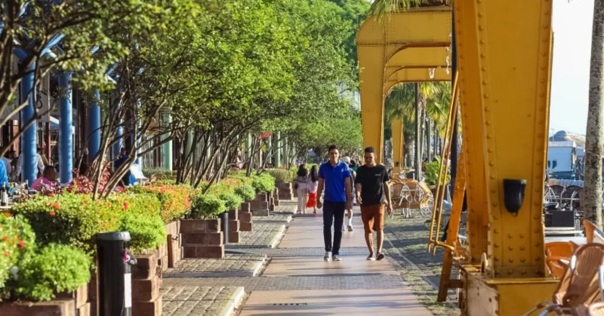 Visitantes aproveitam o pôr do sol na Estação das Docas, um dos cartões-postais de Belém, enquanto a cidade recebe o mundo para a COP30.