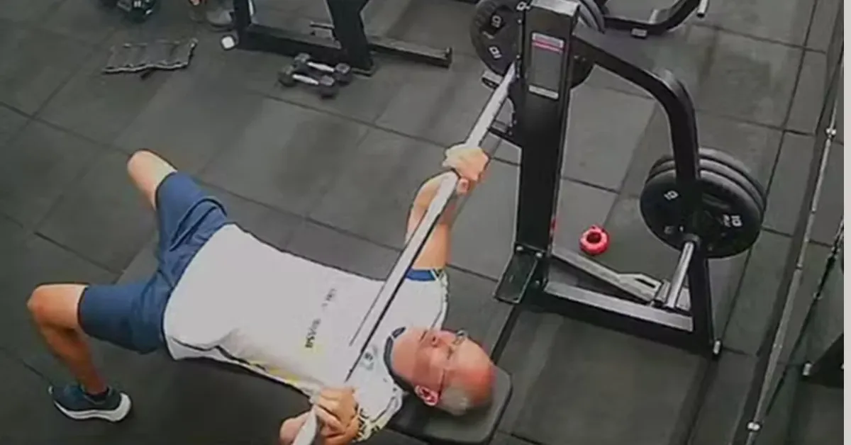 Acidente foi registrado pela câmera de segurança da academia; família cobra acompanhamento profissional e estrutura de primeiros socorros.
