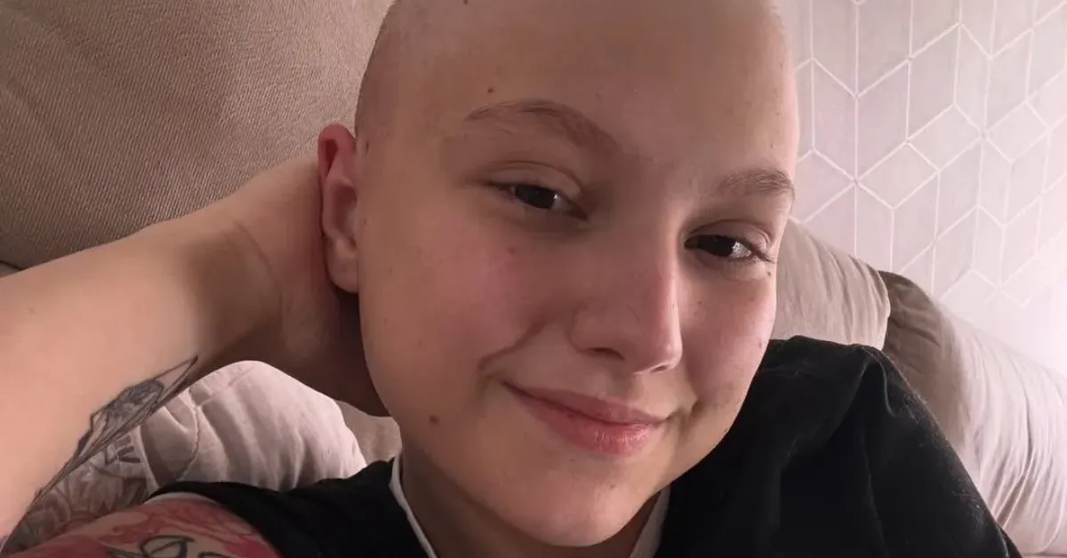 Isabel Veloso, 19, vive uma batalha diária contra o linfoma de Hodgkin e está novamente entubada após diagnóstico de pneumonia grave.