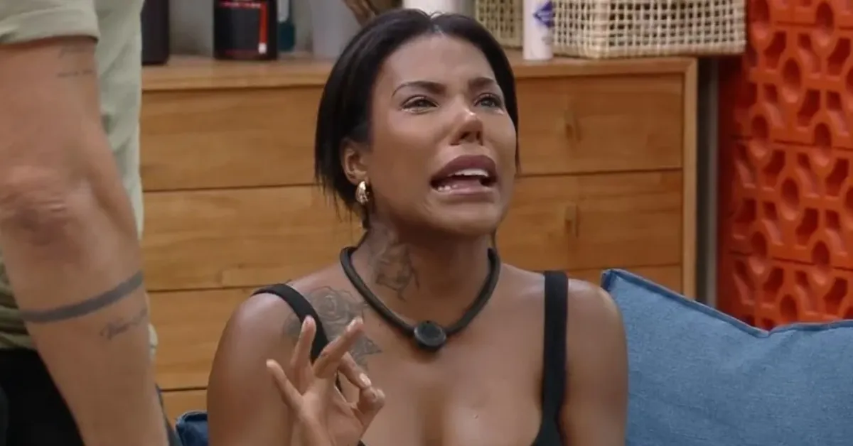 Momento em que peões recebem o aviso da expulsão de Carol Lekker na madrugada desta quinta-feira (11).