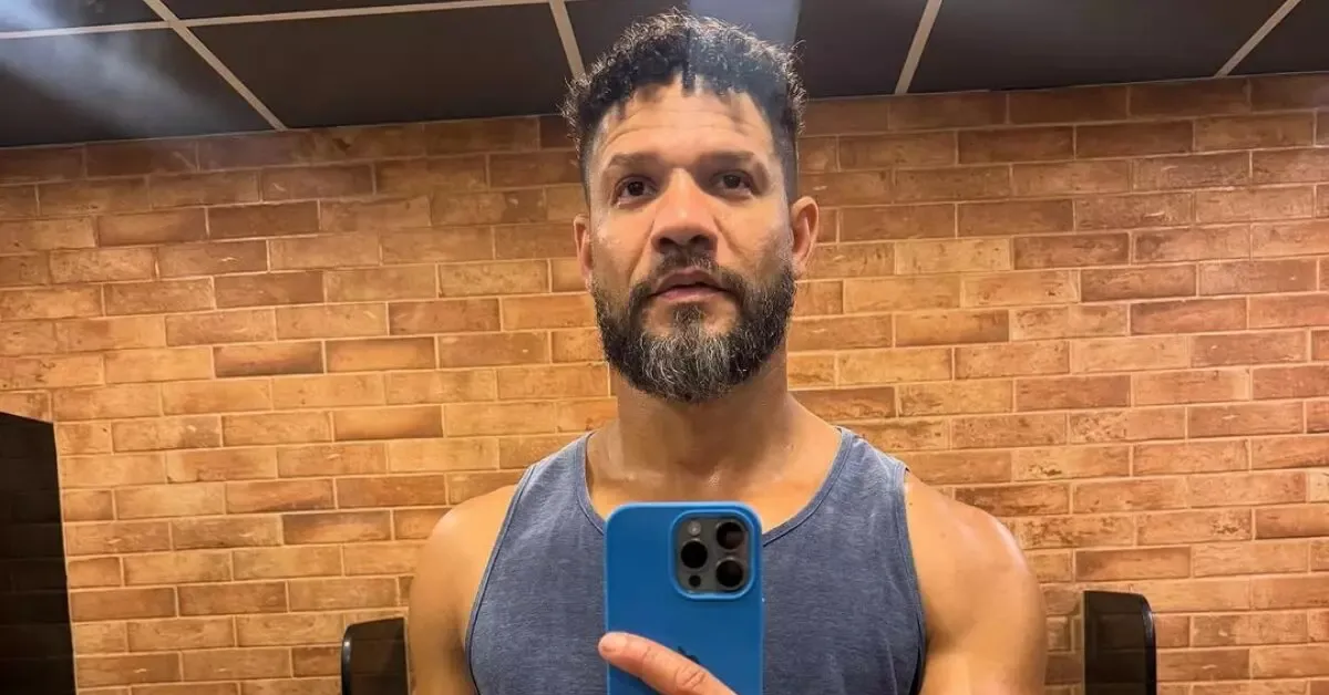 Ex-BBB Juninho volta aos holofotes após nova cena íntima com influenciador viralizar nas redes sociais.