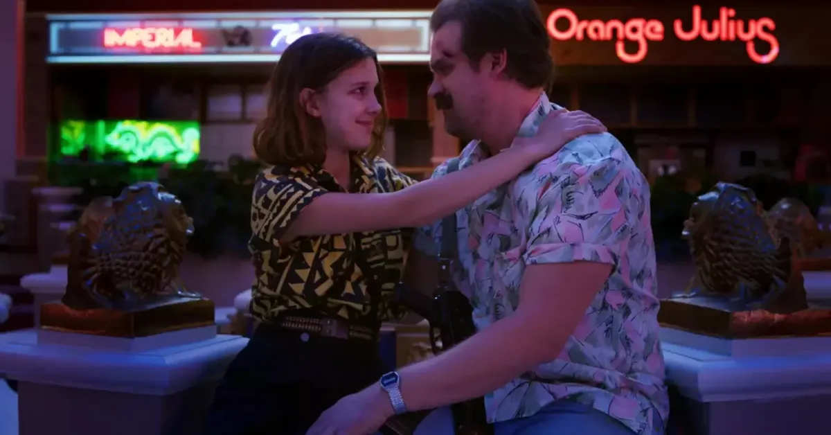 Millie Bobby Brown e David Harbour em Stranger Things